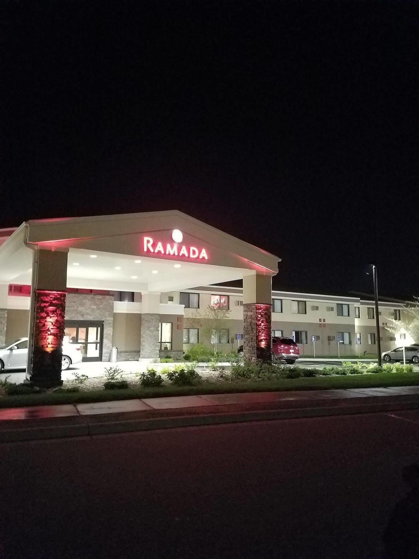 Ramada By Wyndham Minneapolis Golden Valley Екстериор снимка